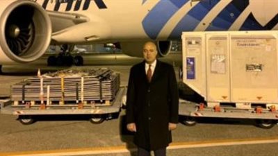 سفير مصر في بودابست يشهد شحن 250 ألف جرعة لقاح أسترازنيكا لمصر