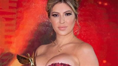 بفستان عاري وبدون بطانة.. مريم الدباغ تثير الجدل بإطلالتها في مهرجان أوسكار العرب (صور)