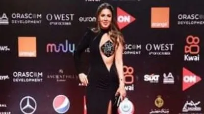 نجلاء بدر عن فستانها الجريء: 