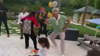 ذا روك يشارك والدته رقصة تقليدية في عيد ميلادها