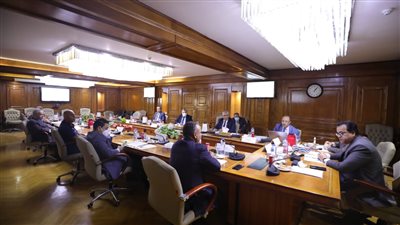 وزير التعليم العالي يستعرض تقريرا حول المشروعات البحثية فى مجال الصناعات الاستراتيجية