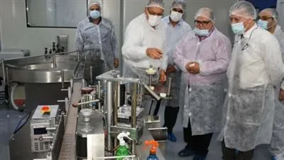محافظ الشرقية يتفقد أحد المصانع العاملة بمجال إنتاج وتصنيع اللقاحات البيطرية بالصالحية 