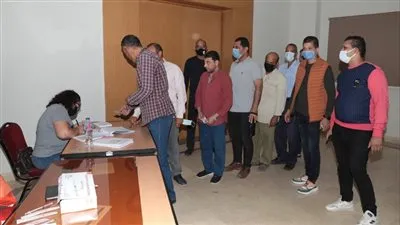 محافظ بني سويف يتابع قافلة تطعيم الديوان العام والوحدات المحلية  بلقاح كورونا