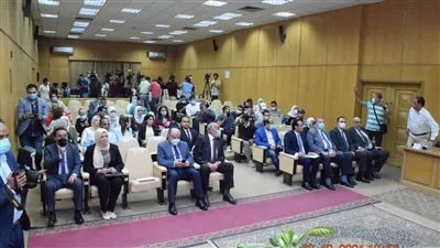 محافظ بورسعيد يلتقي مديري الإدارات التعليمية والمدارس بالمحافظة