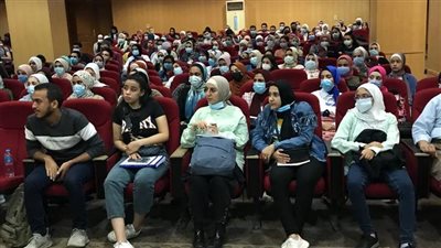 ندوة تعريفية عن تدريب طلاب الكلية وتأهيلهم لسوق العمل بألسن عين شمس 