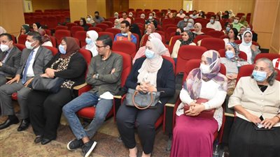 ألسن عين شمس تكرم المشاركين في أعمال ميكنة الكنترولات في الكلية