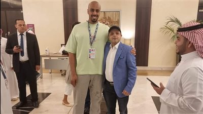 محمد هنيدي يسخر من نفسه في كواليس مسرحية 