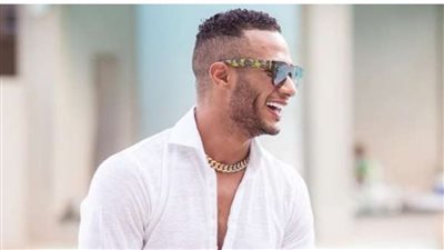 محمد رمضان يحتفل بنفاذ تذاكر أول حفل غنائي له بموسم الرياض 