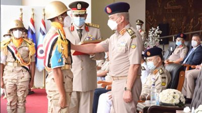 وزير الدفاع يشهد الاحتفال بتخريج دفعات جديدة من المعاهد الصحية