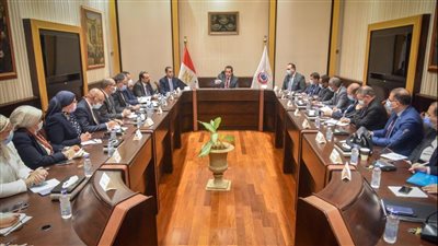 وزير التعليم العالي يجتمع بقيادات 
