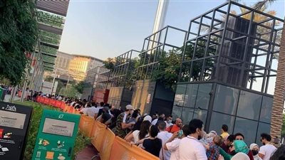 جمهور عمرو دياب ينتظر صعوده على خشبة مسرح حفل 