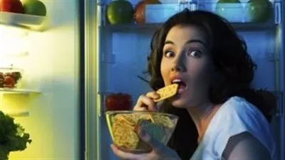 خبيرة تغذية: مريض السمنة يجب ألا يأكل ليلًا (فيديو)