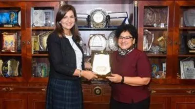 وزيرة الهجرة تستقبل فنانة مصرية تعلم الألمان العامية المصرية منذ 20 عامًا 