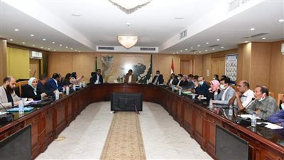 محافظ الفيوم يرد على عدد من أسئلة المواطنين 