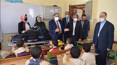  رئيس جامعة بني سويف يوزع 350 شنطة مدرسية على طلاب مدارس حكومية (صور)