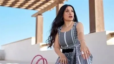 عبير صبري بإطلالة مستوحاة من الكوفية الفلسطينية 