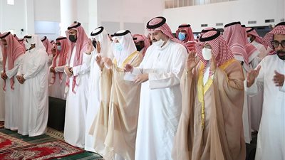 نائب أمير الشرقية يؤدي صلاة الميت على خالد بن حثلين