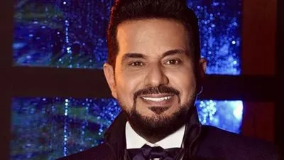 فتاة تقتحم المسرح على حاتم العراقي بمهرجان بابل.. كيف تصرف معها؟