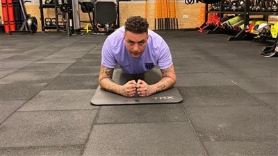 أحمد الفيشاوي يستعرض عضلاته في الجيم 