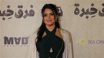 بإطلالة جذابه.. أسماء جلال تحضر العرض الخاص لفيلم 