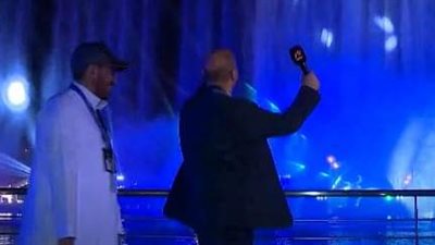 رقص عمرو أديب على أنغام النافورة في البوليفارد بموسم الرياض (فيديو)