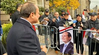 عاجل.. السيسي يتوقف أمام مقر إقامته باسكتلندا لتبادل التحية مع الجالية المصرية  
