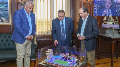 بالمجسمات الخشبية.. العم ربيع يوثق تاريخ الإسكندرية والمحافظ يشيد به (فيديو وصور)