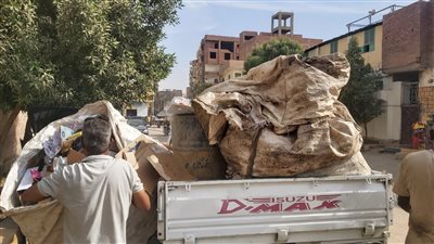  استمرار أعمال النظافة العامة ورفع تراكمات الأتربة والمخلفات بمدن أسوان