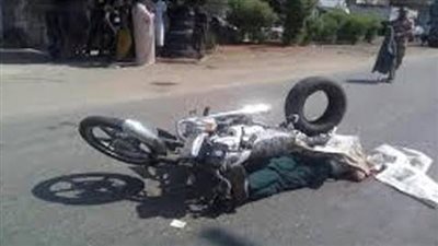 مصرع شخص في تصادم سيارة بدراجة بخارية في نجع حمادي بقنا