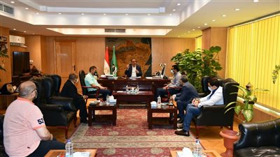 محافظ الفيوم يبحث آليات دعم المشروعات المتوسطة ومتناهية الصغر