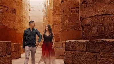 في المعابد ورحلات البالون.. سياح يخطبون أحبتهم بمعالم مصر (وقائع وصور)