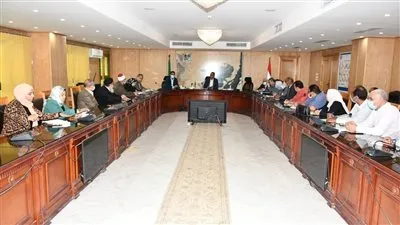 محافظ الفيوم يوجه بتحليل نسبة الراسبين من الأمية لتلافيها