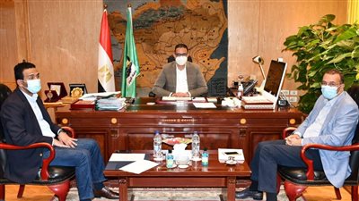 محافظ الفيوم يناقش خطة رصف 