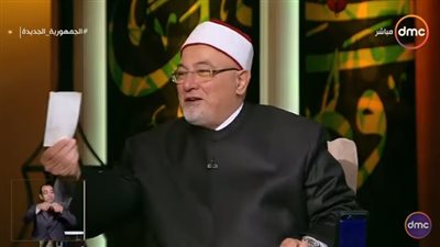 خالد الجندي يكتب شيكًا على الهواء لهذا السبب (فيديو)