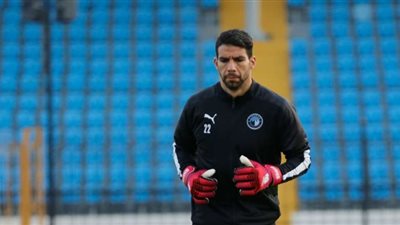 عاجل- إصابة شريف إكرامي في مباراة بيراميدز والاتحاد السكندري