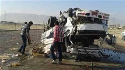 مصرع شخصين وإصابة 9 آخرون في انقلاب ميكروباص على طريق أبو سمبل بأسوان