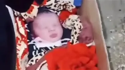 منقبة تلقي طفل حديث الولادة أمام ملجأ عائشة حسانين بالفيوم 