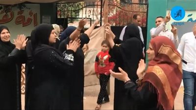 رقص وزغاريد على أبواب اللجان الانتخابية في الدقي (فيديو)