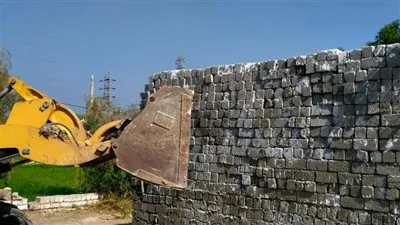 إزالة وإيقاف 8 حالات تعد بالبناء المخالف على الأراضي الزراعية بالمنيا