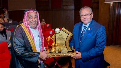 إهداء درع كنوز المعرفة السعودي لـ اتحاد الآثاريين العرب 