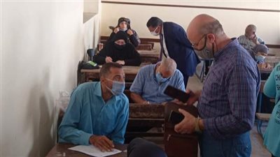 وكيل تعليم البحيرة يتابع امتحانات محو الأمية بدمنهور (صور)