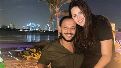 بصورة رومانسية.. هنادي مهنا وأحمد خالد في أحدث ظهور لهما