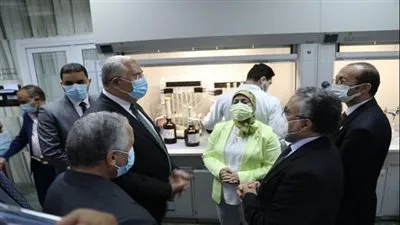 وزير الزراعة يتفقد قسم الملوثات العضوية الثابتة بمعمل متبقيات المبيدات والعناصر الثقيلة بعد تطويره