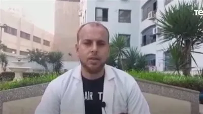 على طريقة حكيم.. ممرض بالشرقية يغني للمرضى لتخفيف آلامهم (فيديو)