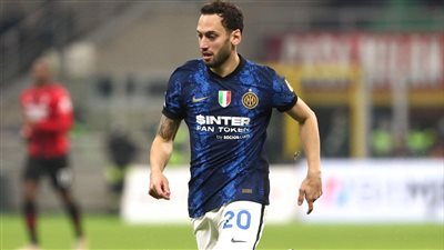 تشالهانوجلو يسجل الهدف الأول للإنتر في شباك ميلان