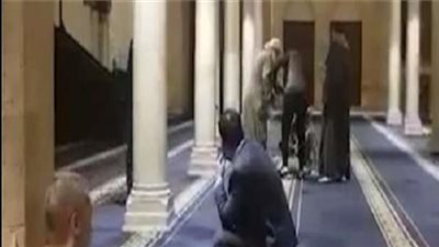 شاهد.. مبروك عطية يعتدي على شخص داخل المسجد.. والأخير يرد: احترم نفسك 