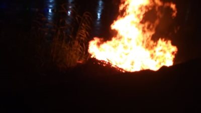 اندلاع حريق بالقرب من موقف مسطرد بشبرا.. والحماية المدنية تحاول السيطرة (صور)