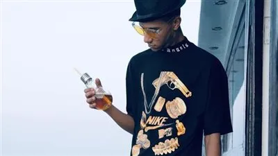 مطرب مهرجانات شهير يثير الجدل باحياء حفل غنائي داخل فصل مدرسة ثانوي