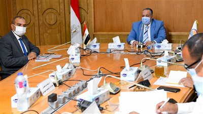 السكرتير العام لمحافظة قنا يتابع موقف تقنين أراضي أملاك الدولة 