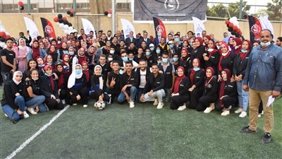 نائب رئيس جامعة عين شمس يسلم كؤوس بطولة 